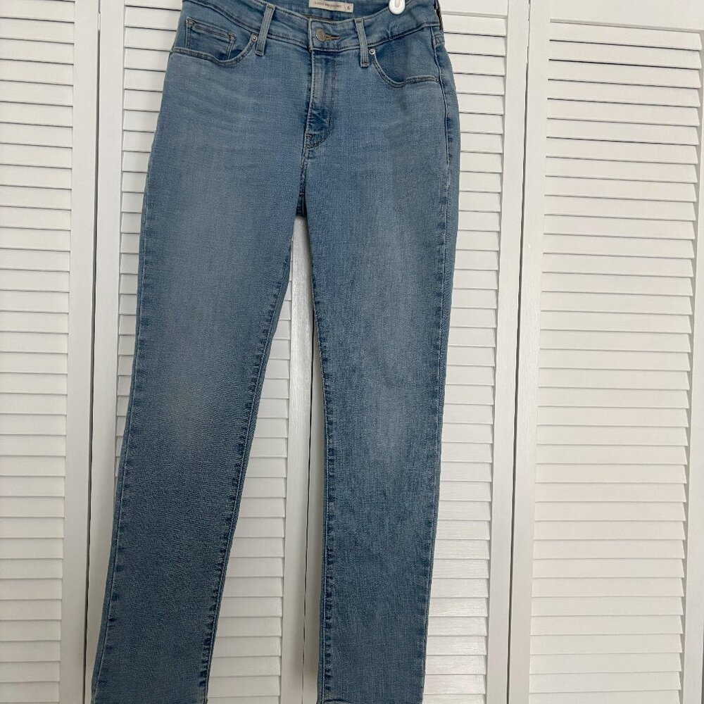 Levi's red tag, size 6 short classic mid-rise skinny. ( Sale ends 9/1/25  )